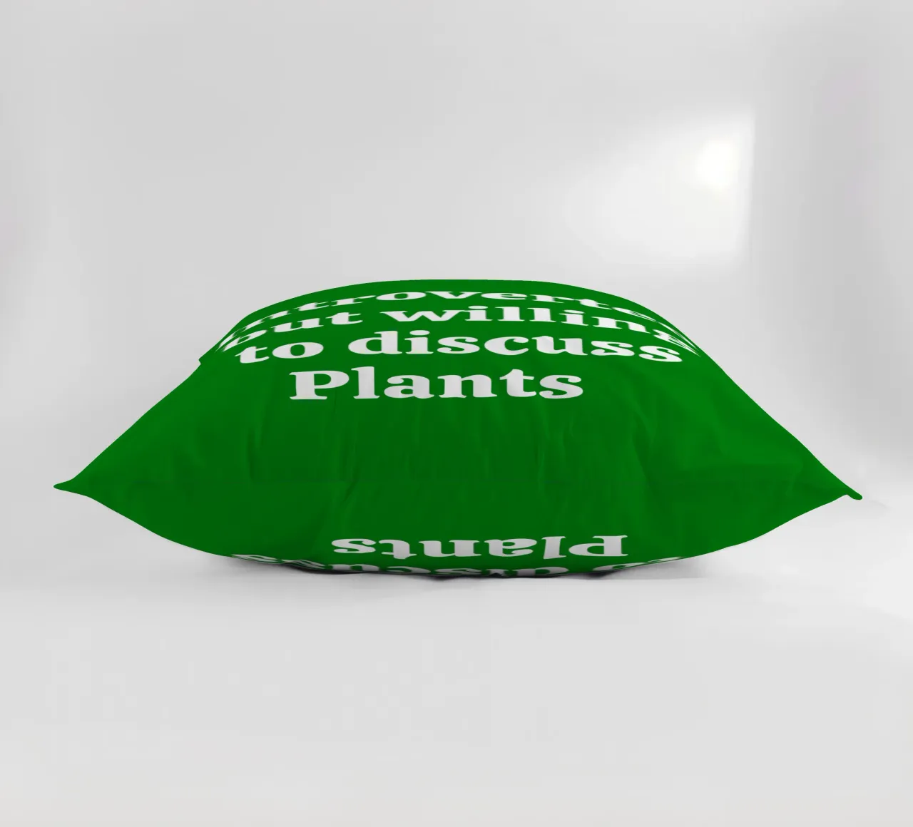 Introverted but willing to discuss plants Kissen von mygreenvalue