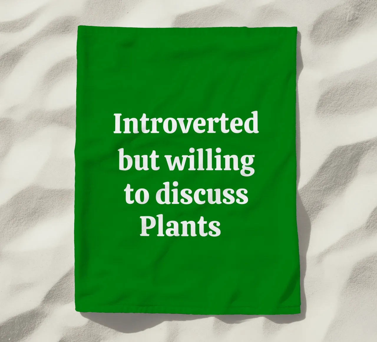 Introverted but willing to discuss plants Strandtuch von mygreenvalue