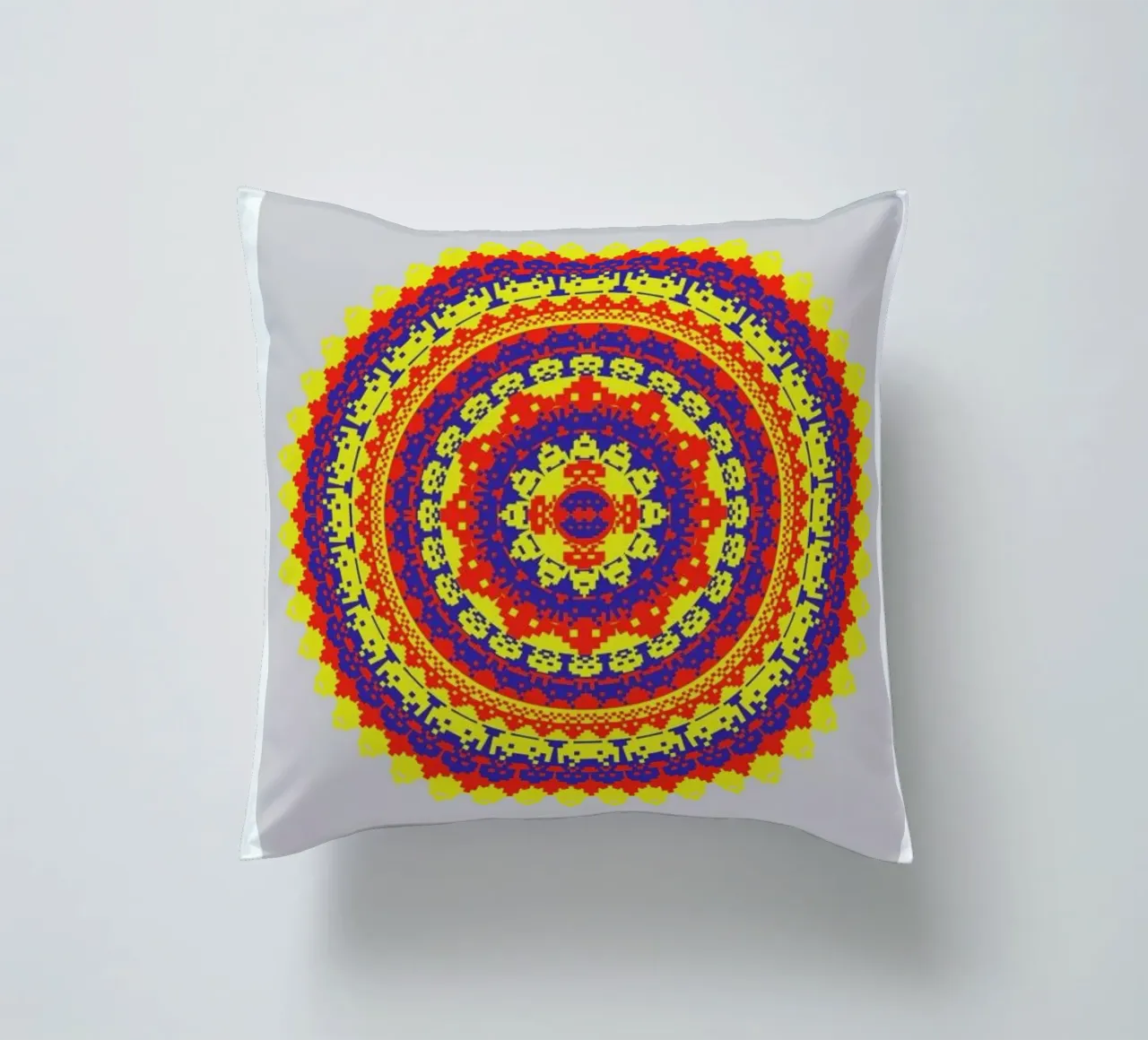 Space Invader Mandala cuscino da Olivier Marchand