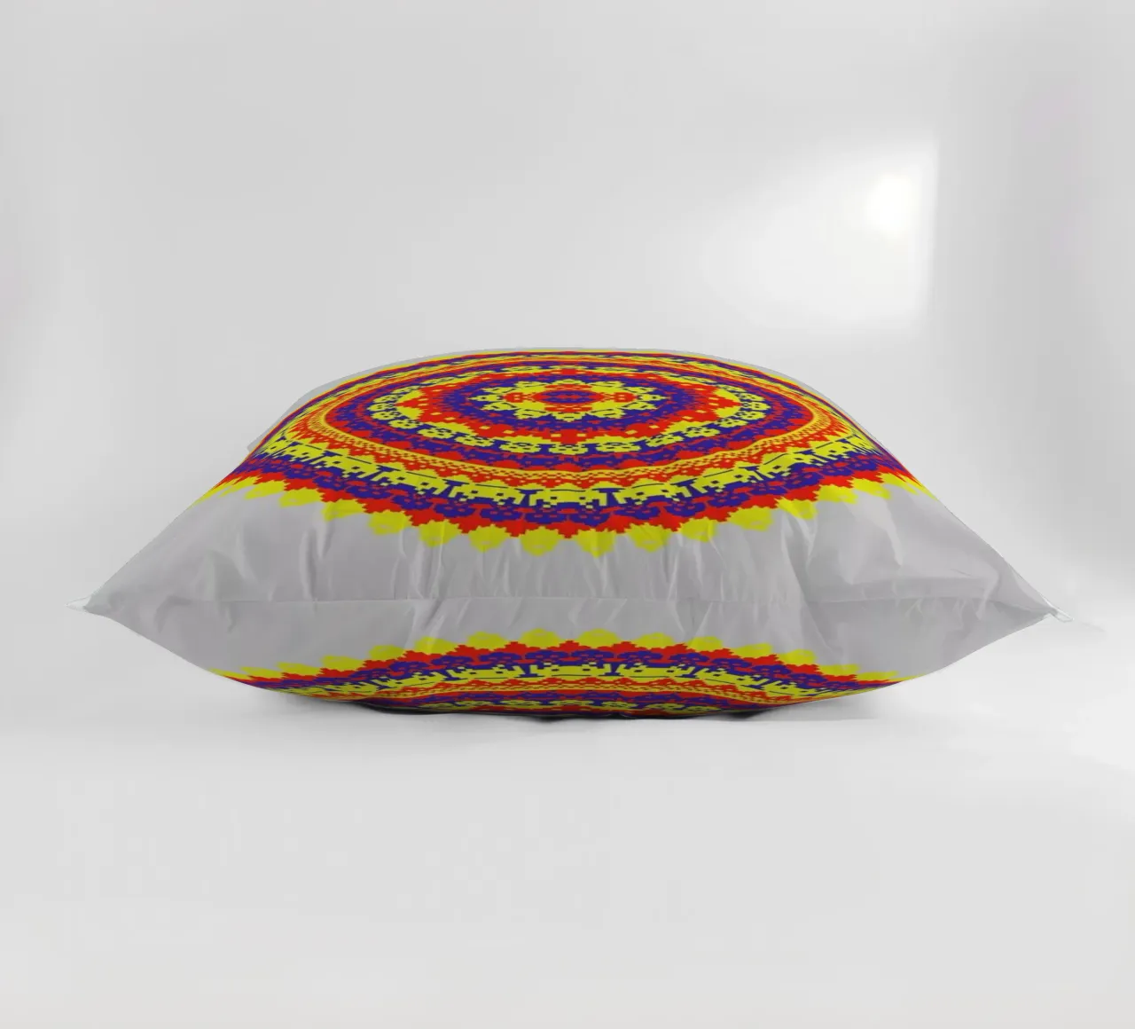 Space Invader Mandala cuscino da Olivier Marchand