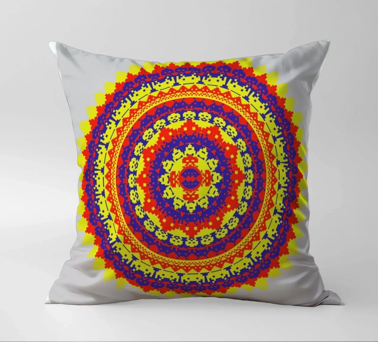 Space Invader Mandala cuscino da Olivier Marchand