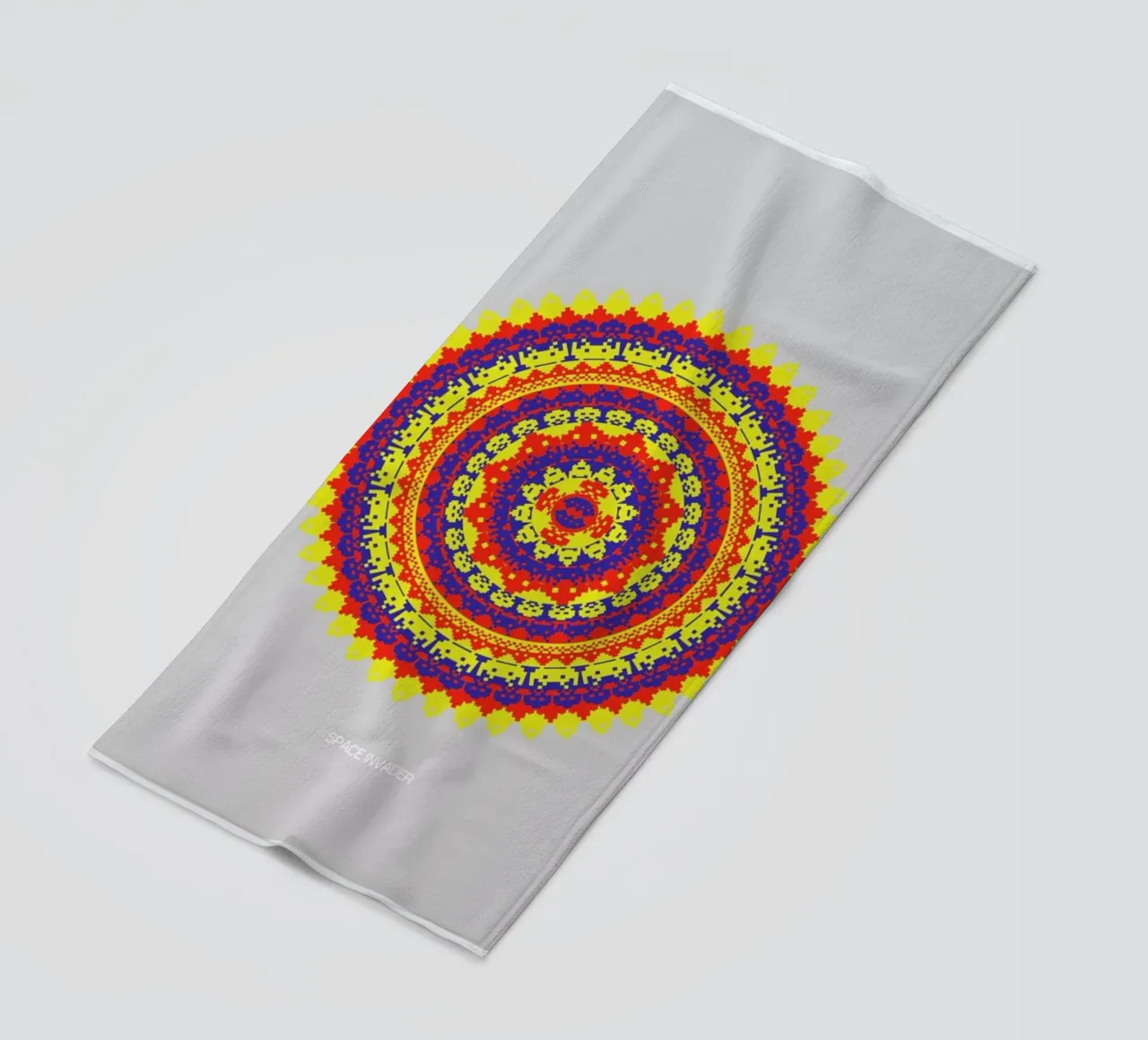 Space Invader Mandala telo mare da Olivier Marchand