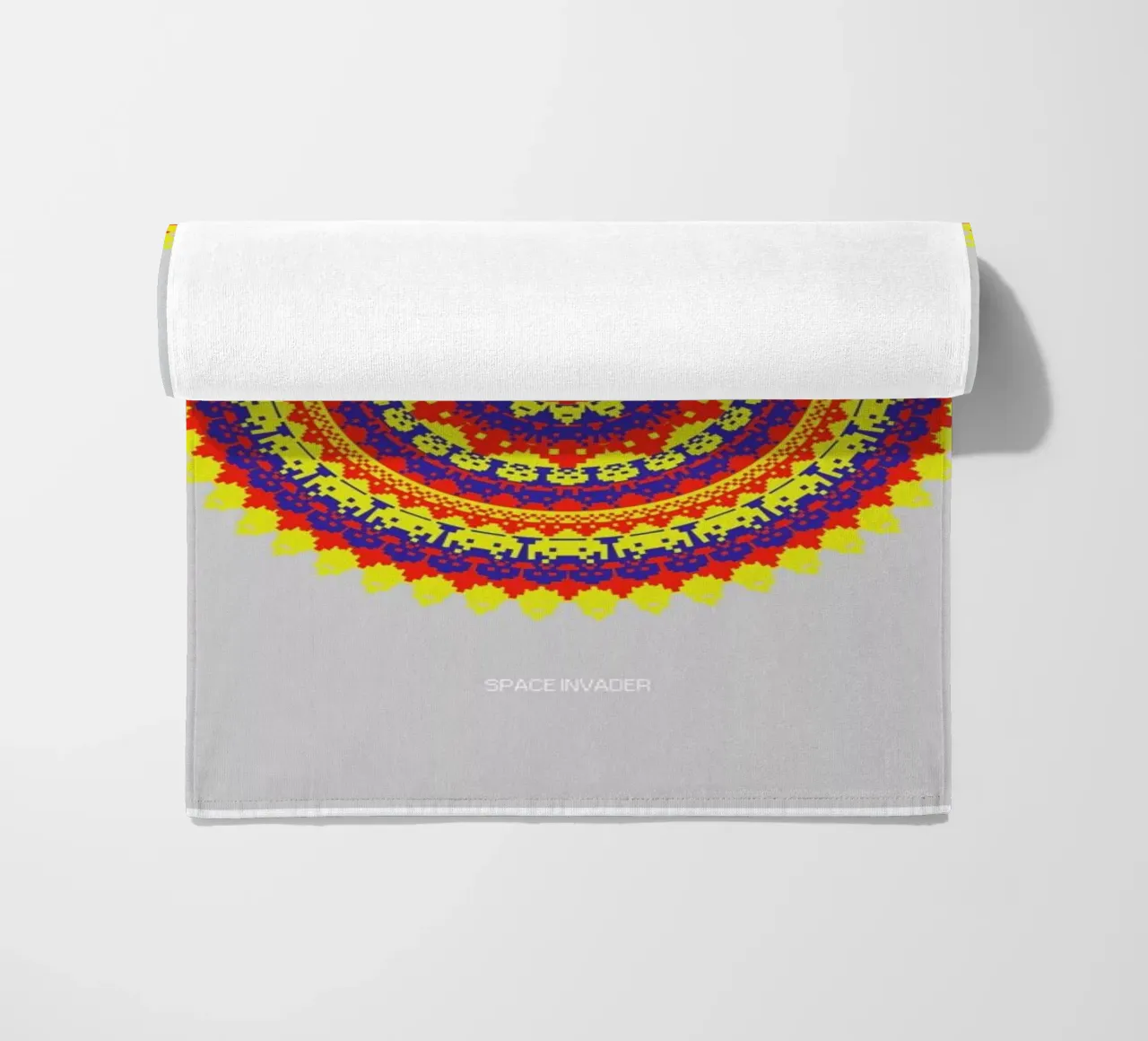 Space Invader Mandala telo mare da Olivier Marchand