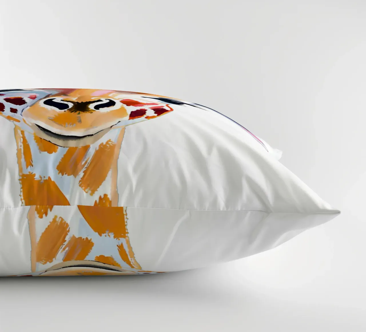 Kleine Giraffe decorative cushion by Ohkimiko