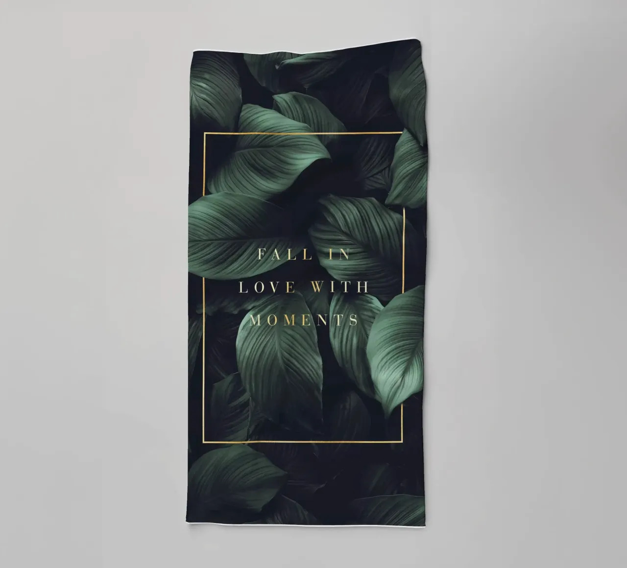 Botanische elegantie - groen bladontwerp met quote badhanddoek van Whole©
