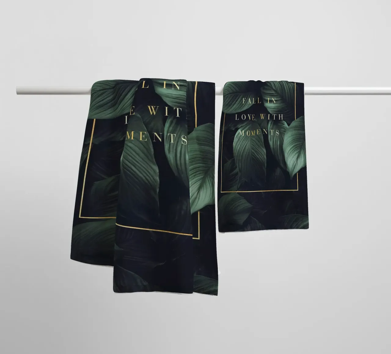 Botanische elegantie - groen bladontwerp met quote badhanddoek van Whole©