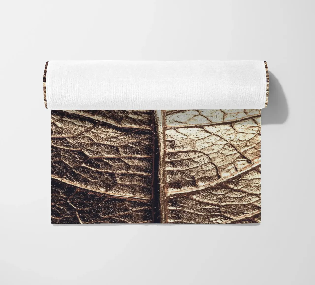 Foglia d'oro - texture naturale dall'aspetto metallico telo mare da Whole©