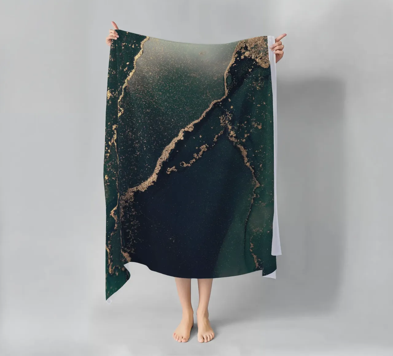 Abstracte marmeren look - groene en gouden kunst strandhanddoek van Whole©