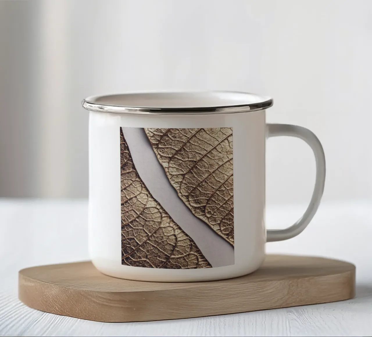 Gouden bladtextuur - natuur in metallic look emaille mok van Whole©