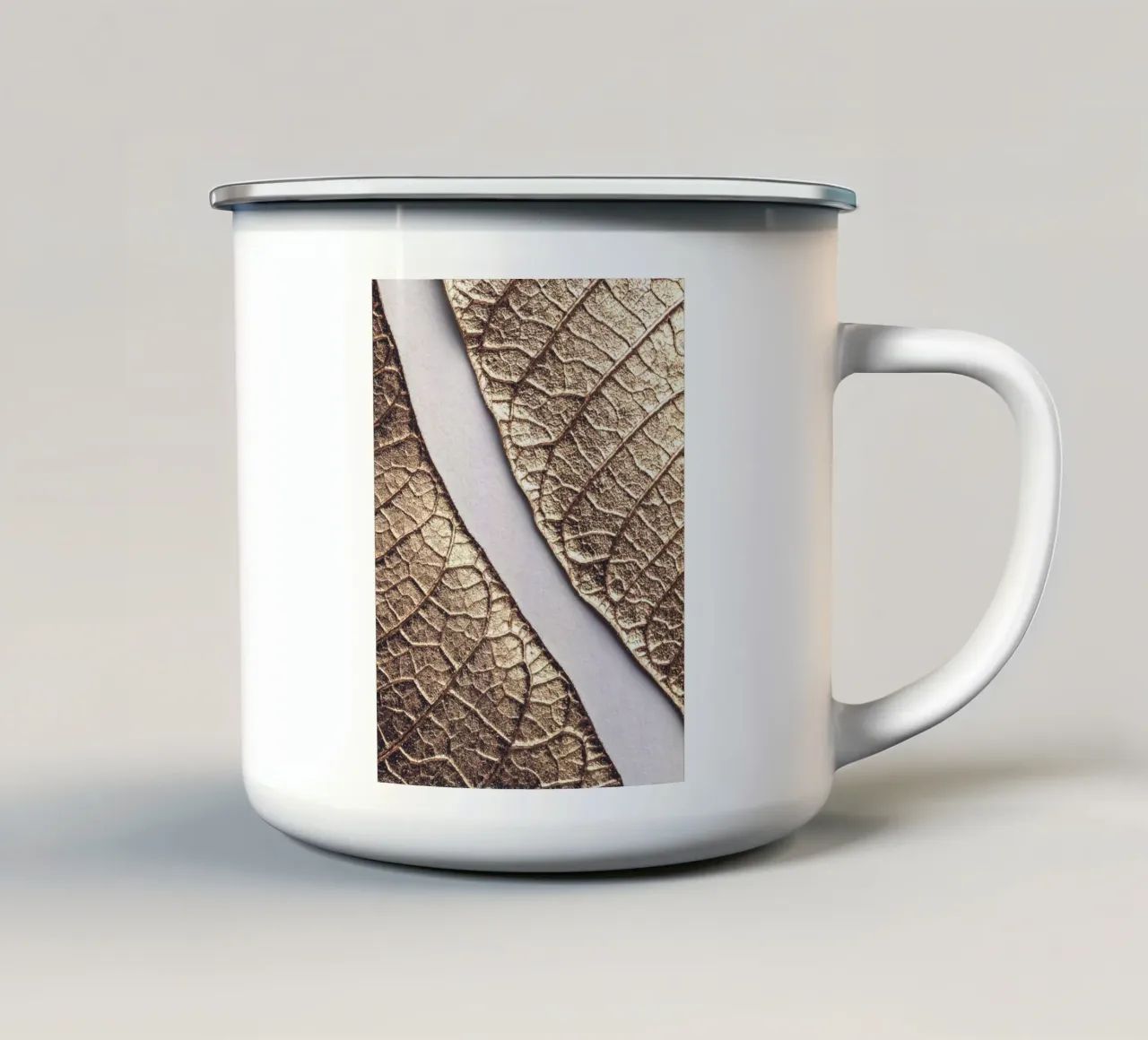 Gouden bladtextuur - natuur in metallic look emaille mok van Whole©