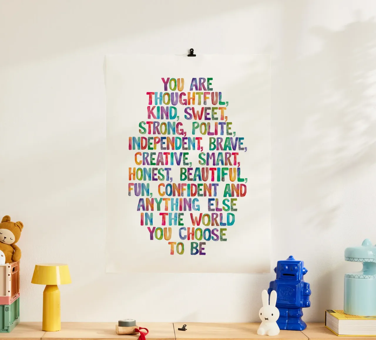 Sei premuroso gentile dolce creativo Regenbogen Typografie poster con telaio in legno da THE MOTIVATED TYPE