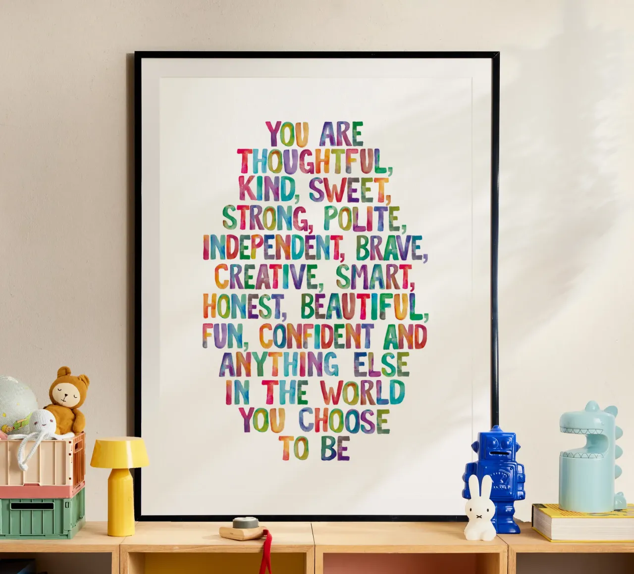 Sei premuroso gentile dolce creativo Regenbogen Typografie poster con telaio in legno da THE MOTIVATED TYPE