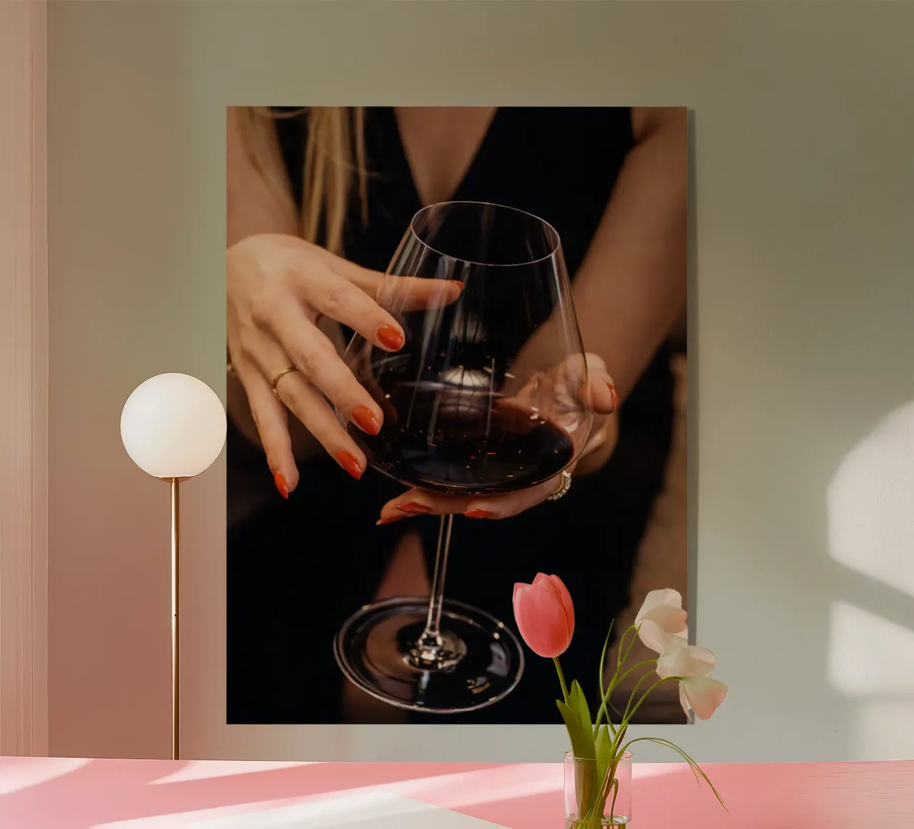 ragazza e vetro plexiglass da raflessia