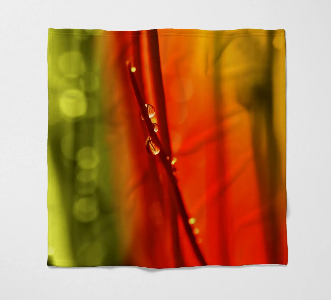 Wassertropfen Fleecedecke von Atteloi Fotografie