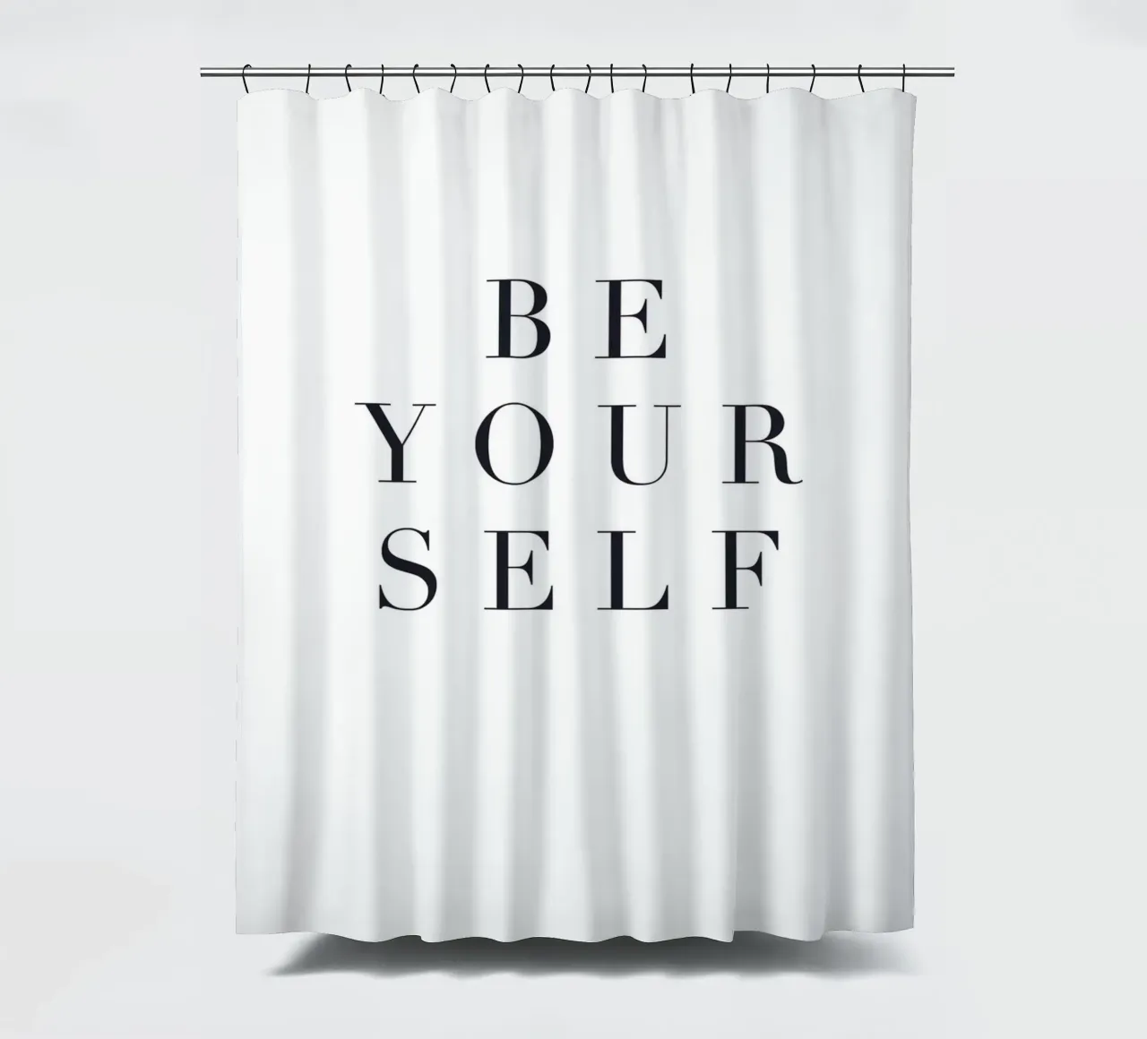 Be Yourself – Minimalistisches Zitat-Design Duschvorhang von Whole©