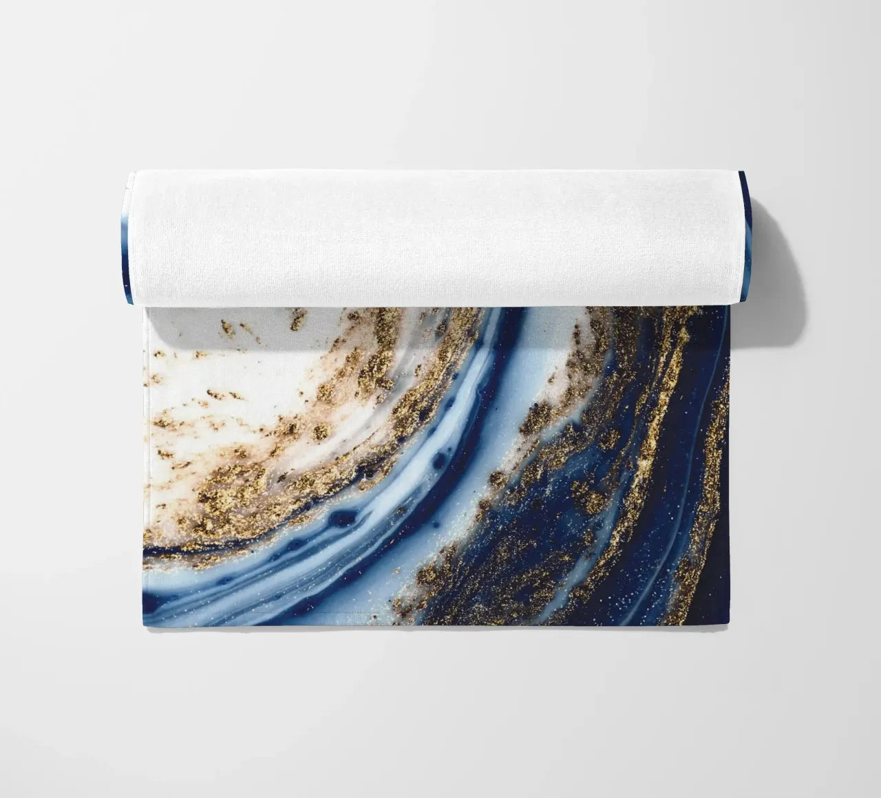 Abstraktes Kunstwerk in Blau und Gold Strandtuch von Whole©