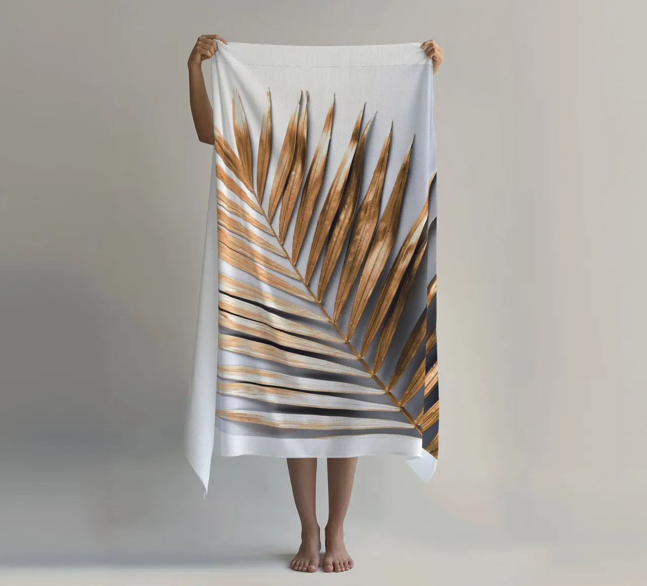 Gouden palmblad - Botanische Minimal Art strandhanddoek van Whole©