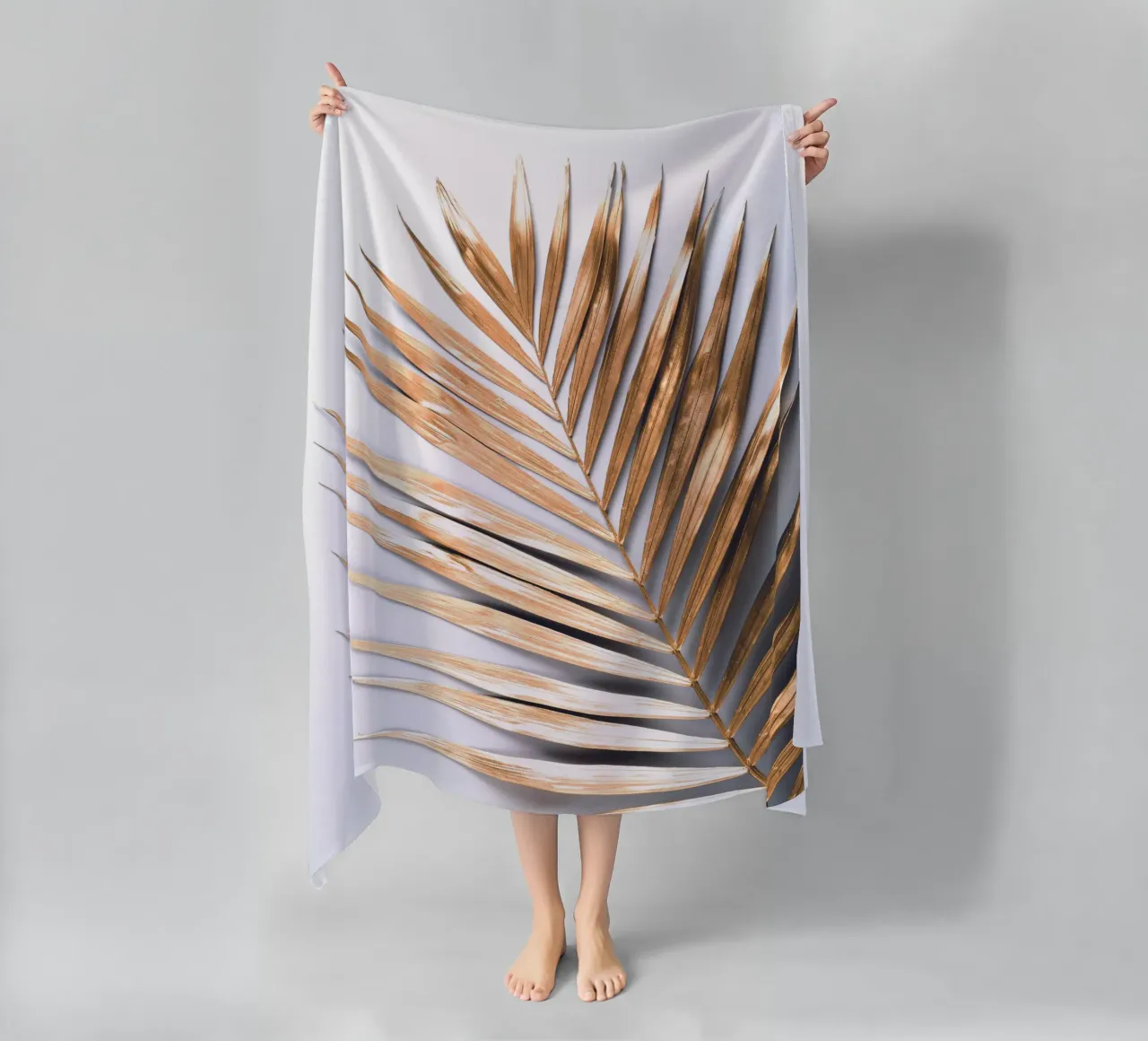 Gouden palmblad - Botanische Minimal Art strandhanddoek van Whole©