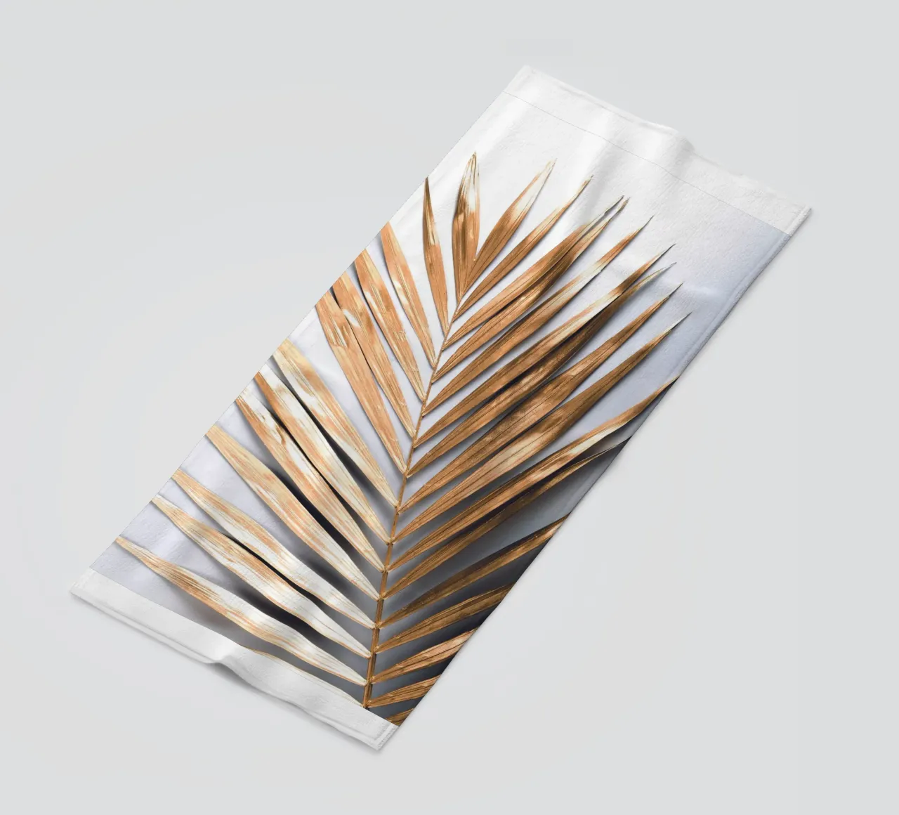 Gouden palmblad - Botanische Minimal Art strandhanddoek van Whole©