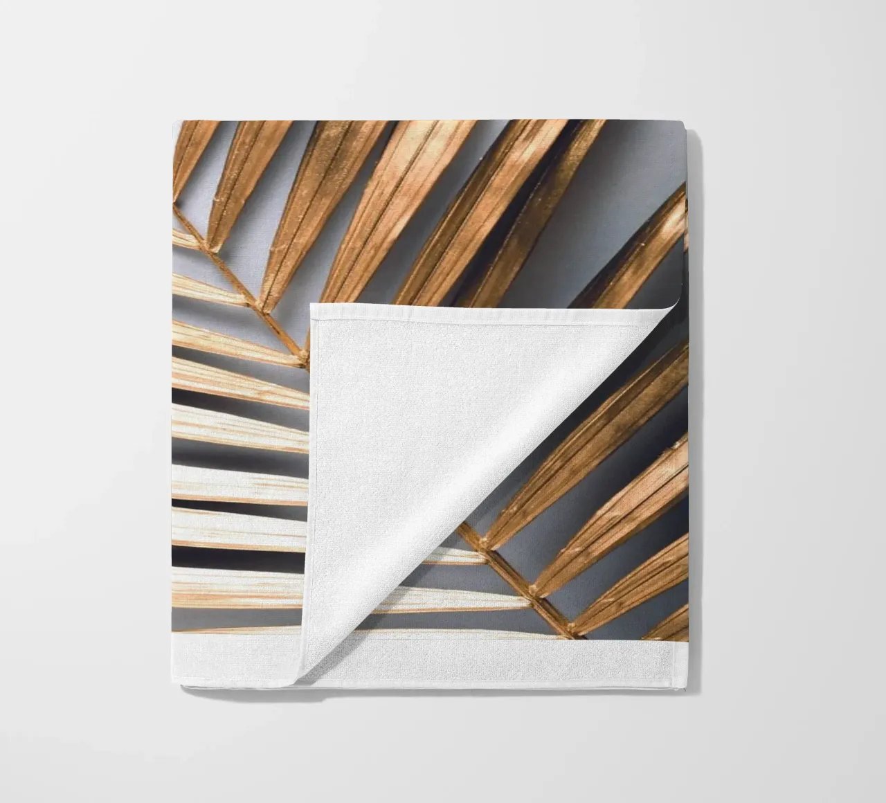 Gouden palmblad - Botanische Minimal Art strandhanddoek van Whole©