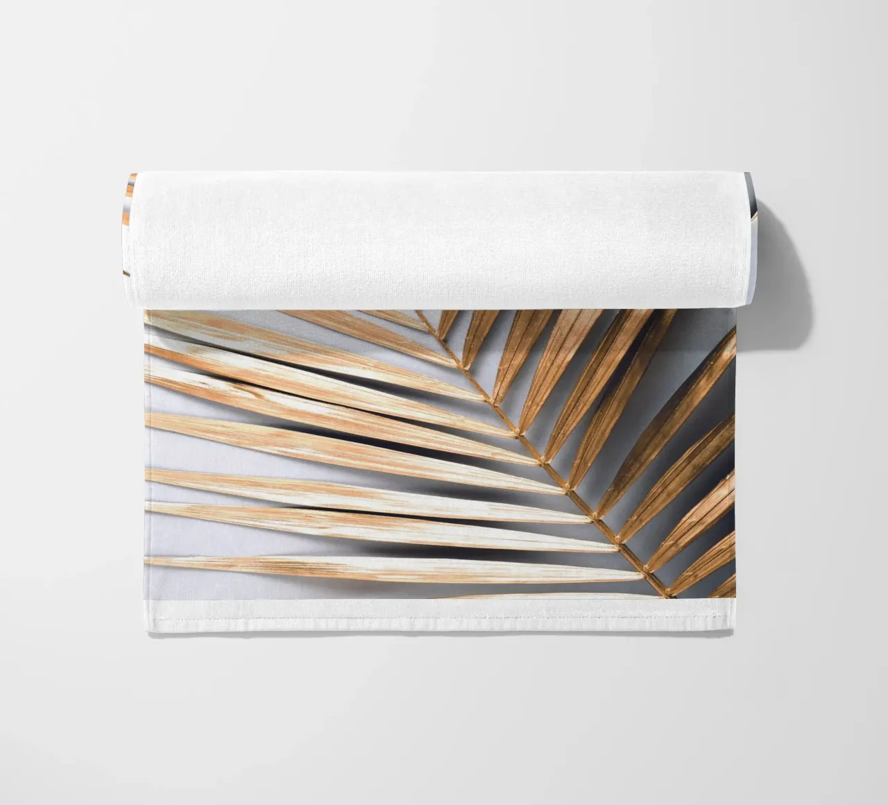 Gouden palmblad - Botanische Minimal Art strandhanddoek van Whole©
