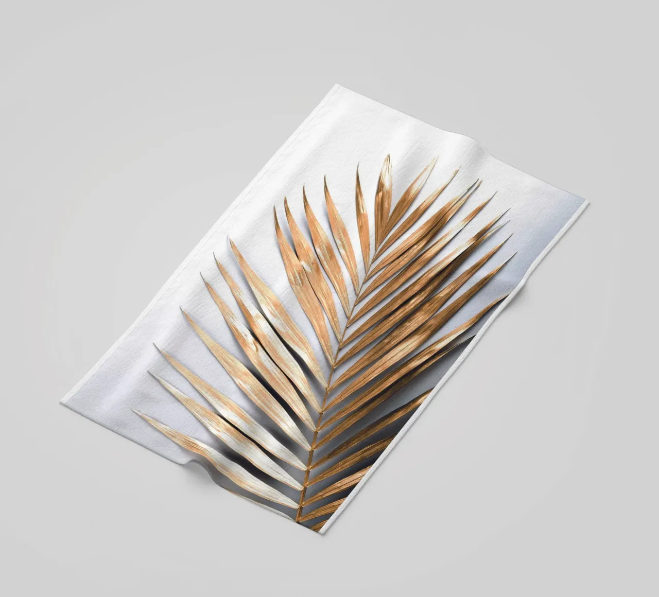 Gouden palmblad - Botanische Minimal Art strandhanddoek van Whole©
