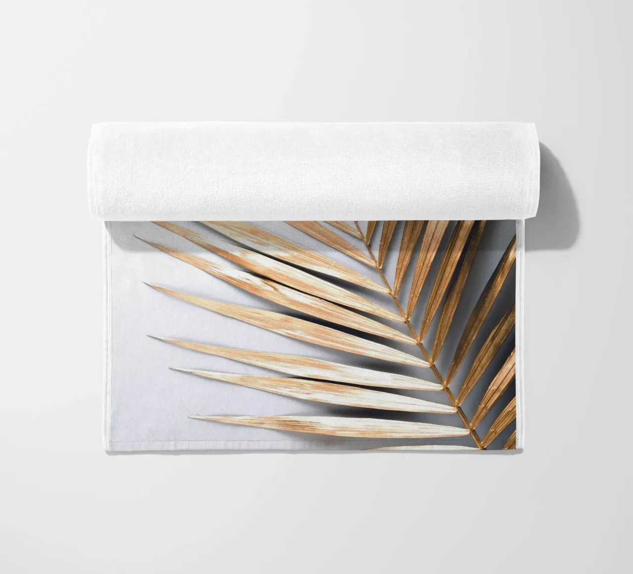 Gouden palmblad - Botanische Minimal Art strandhanddoek van Whole©