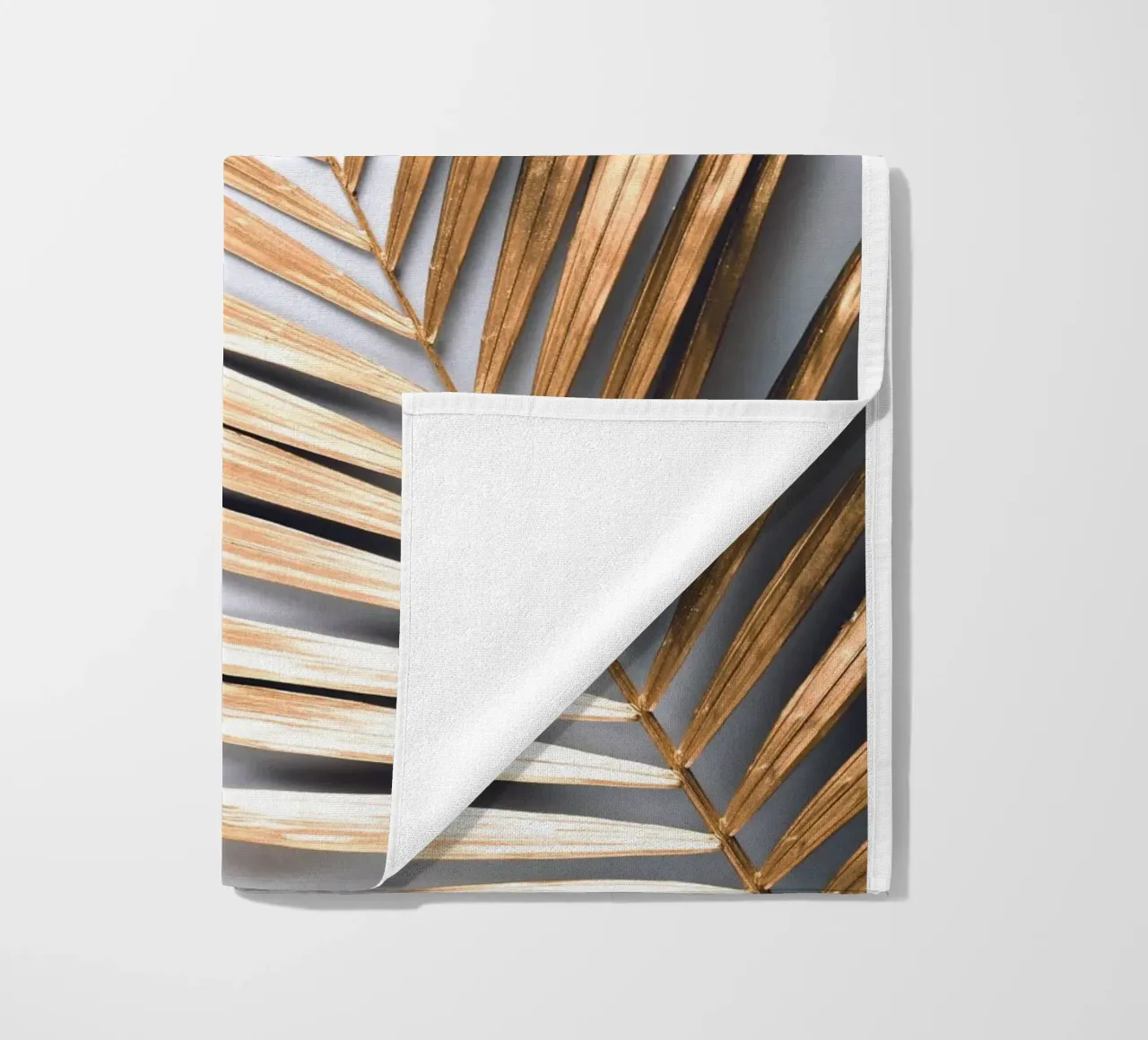 Gouden palmblad - Botanische Minimal Art strandhanddoek van Whole©
