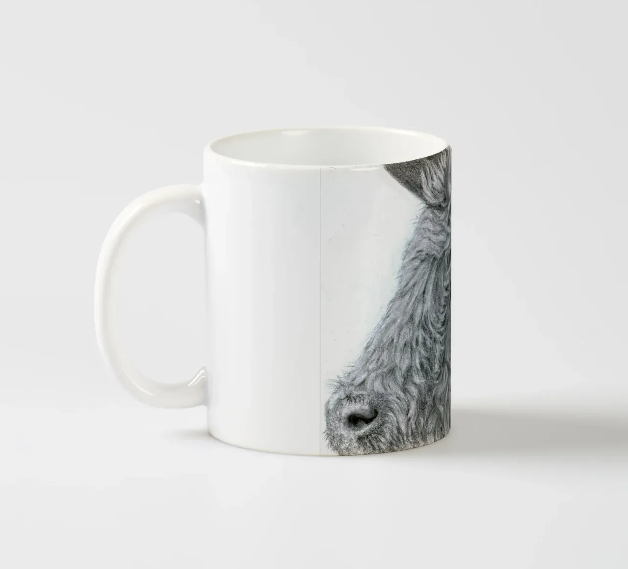 Ti vedo - disegno realistico dettagliato a matita della testa di mucca tazza in ceramica da Patruschka’s Paintings