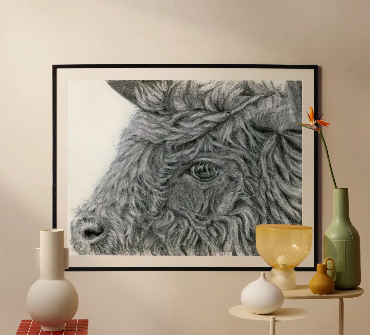 Ti vedo - disegno realistico dettagliato a matita della testa di mucca poster con telaio in plastica da Patruschka’s Paintings