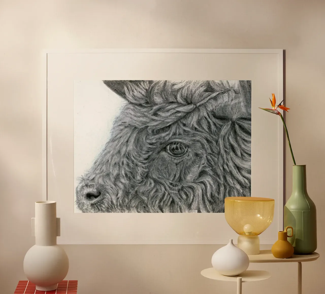 Ti vedo - disegno realistico dettagliato a matita della testa di mucca poster con telaio in plastica da Patruschka’s Paintings