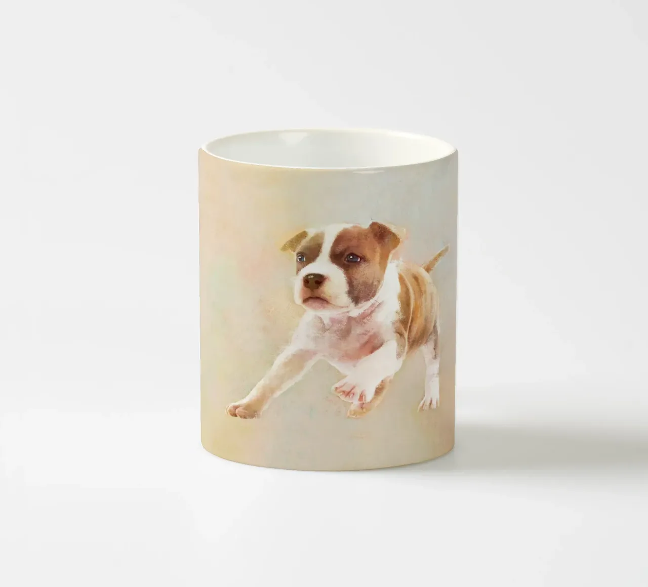 Un cucciolo giocoso in azione tazza in ceramica da Artascy Art