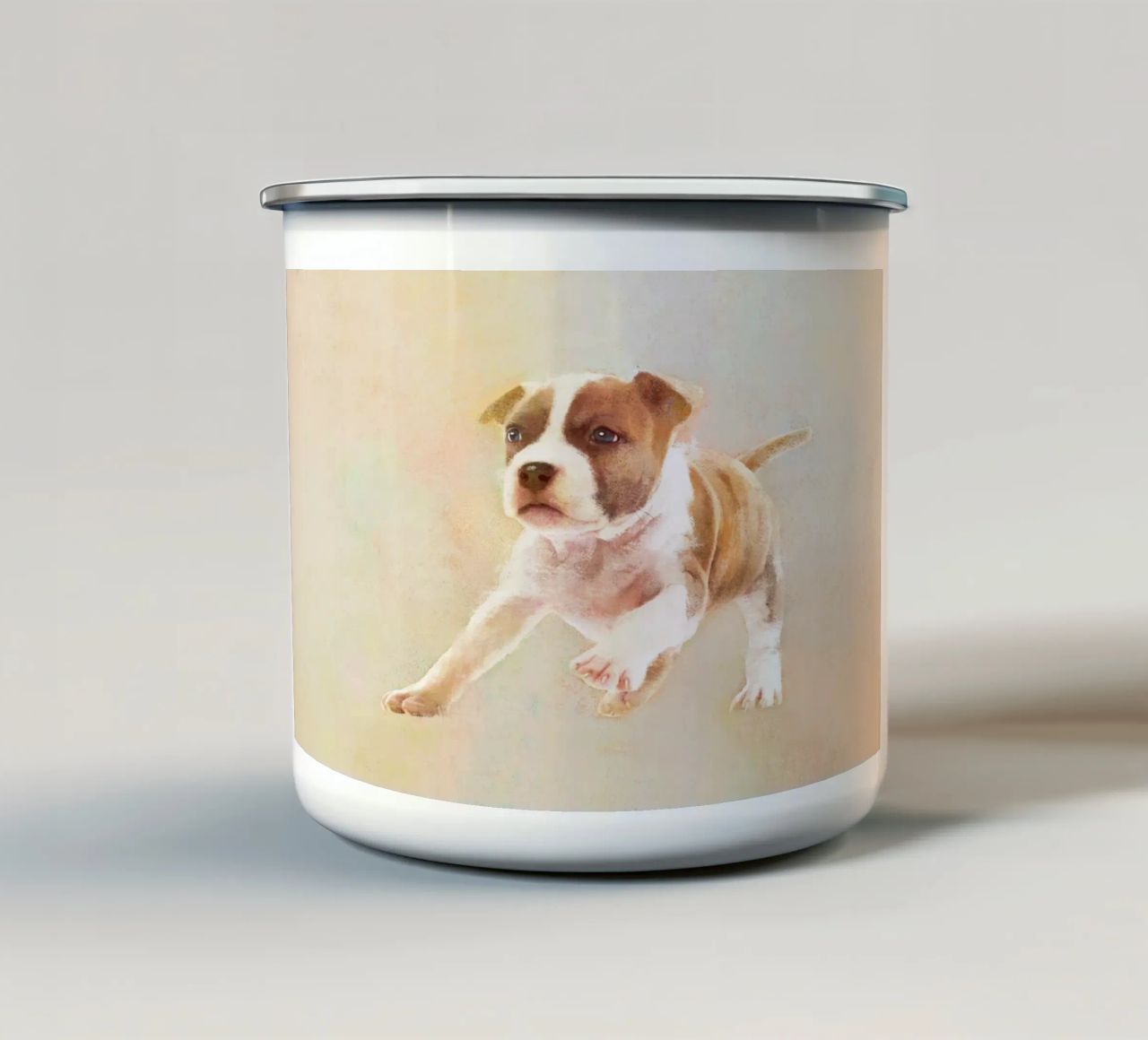 Un cucciolo giocoso in azione tazza in smalto da Artascy Art