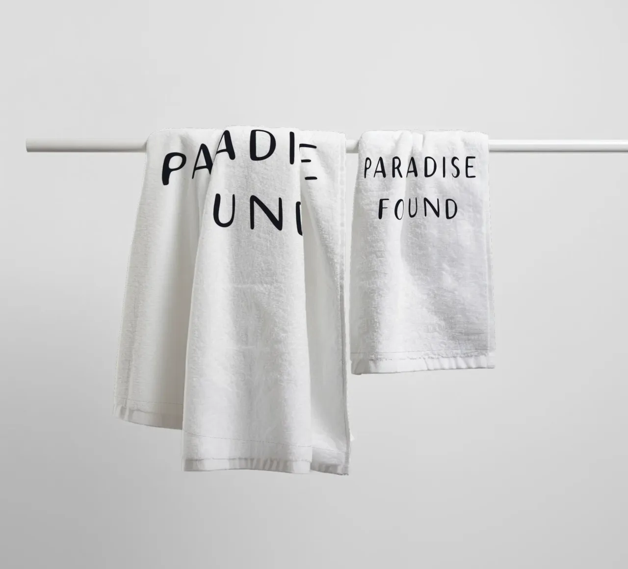 Paradise Found - Design tipografico minimalista asciugamano da bagno da Whole©
