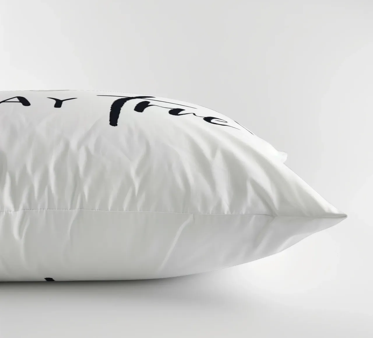 Stay Wild, Stay True - Design tipografico d'ispirazione cuscino da Whole©