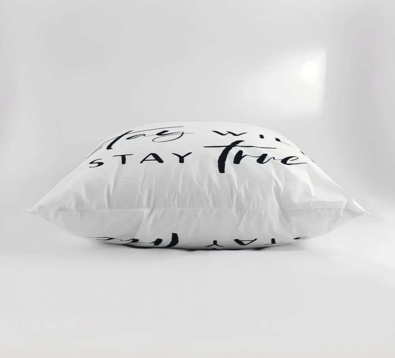 Stay Wild, Stay True - Design tipografico d'ispirazione cuscino da Whole©