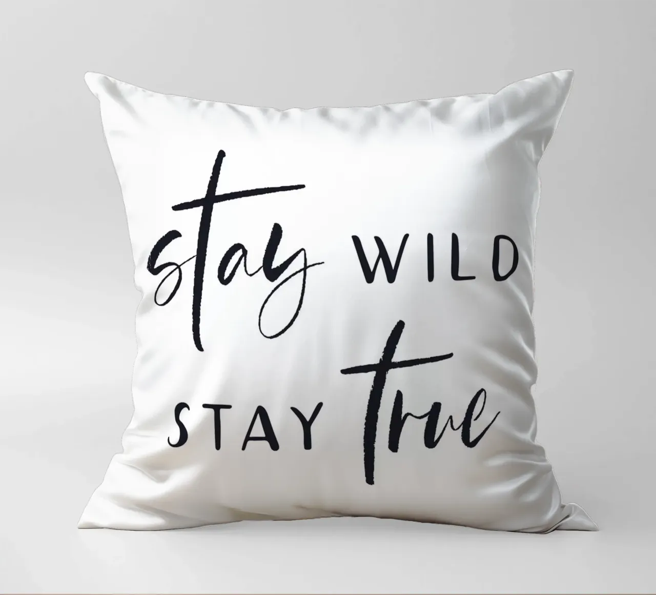 Stay Wild, Stay True - Design tipografico d'ispirazione cuscino da Whole©