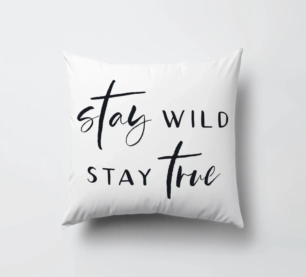 Stay Wild, Stay True - Design tipografico d'ispirazione cuscino da Whole©