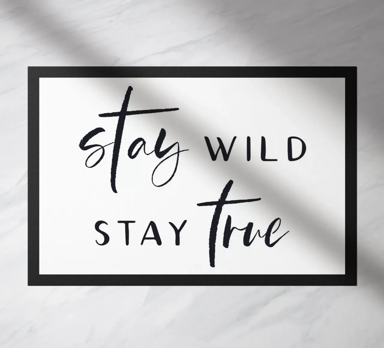 Stay Wild, Stay True - Design tipografico d'ispirazione zerbino da Whole©
