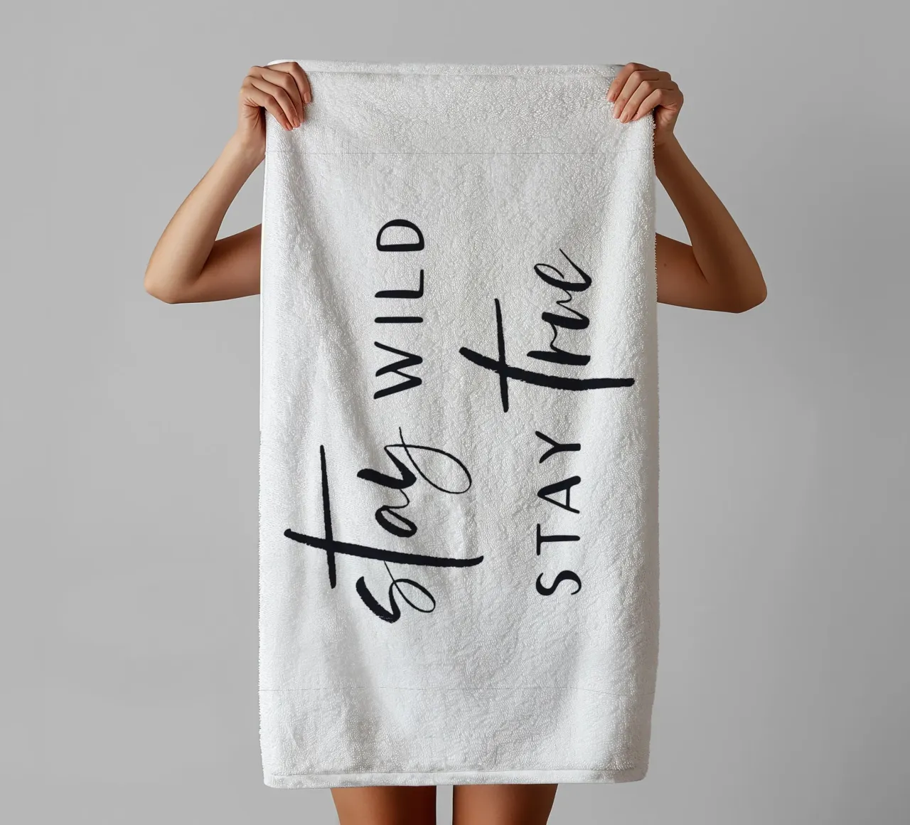 Stay Wild, Stay True - Design tipografico d'ispirazione asciugamano da bagno da Whole©