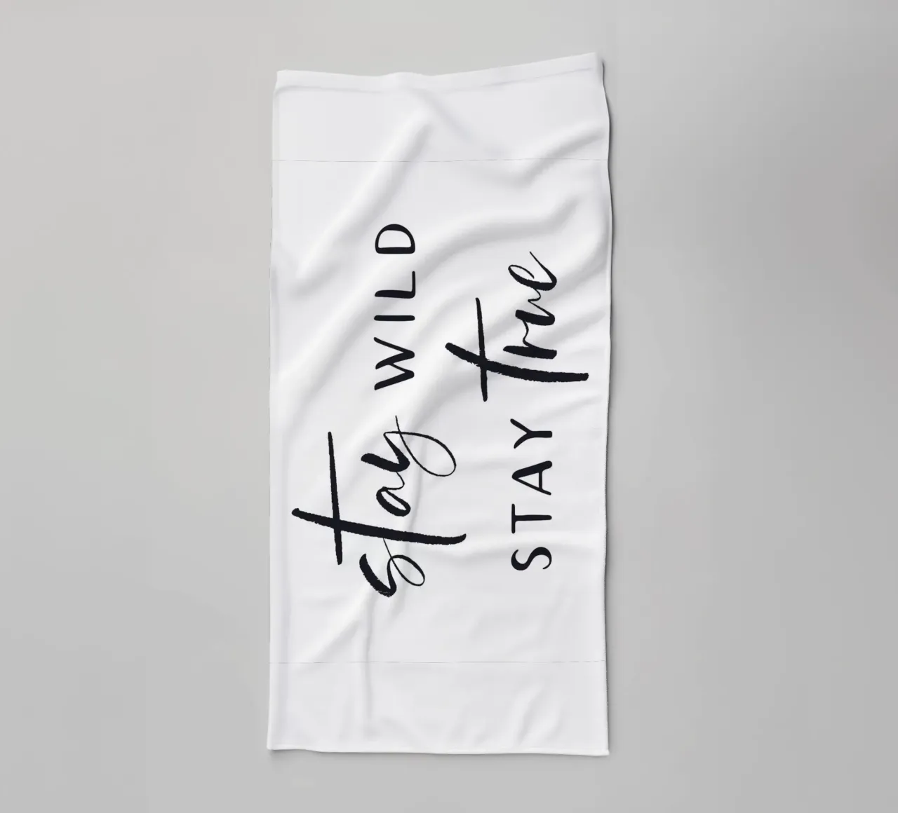 Stay Wild, Stay True - Design tipografico d'ispirazione asciugamano da bagno da Whole©