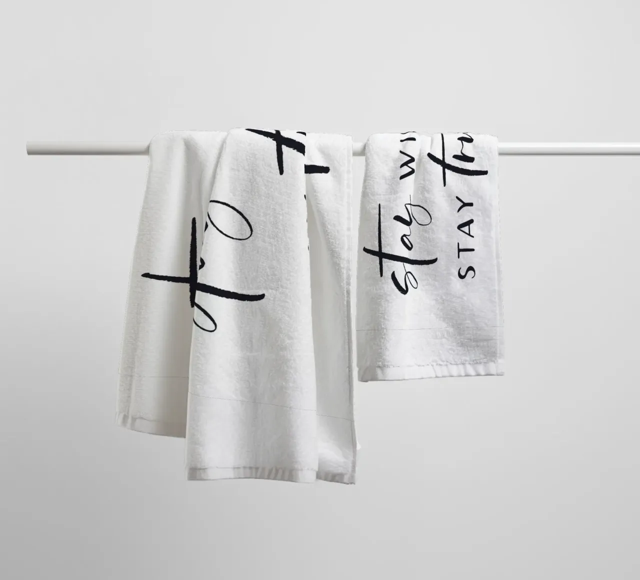 Stay Wild, Stay True - Design tipografico d'ispirazione asciugamano da bagno da Whole©