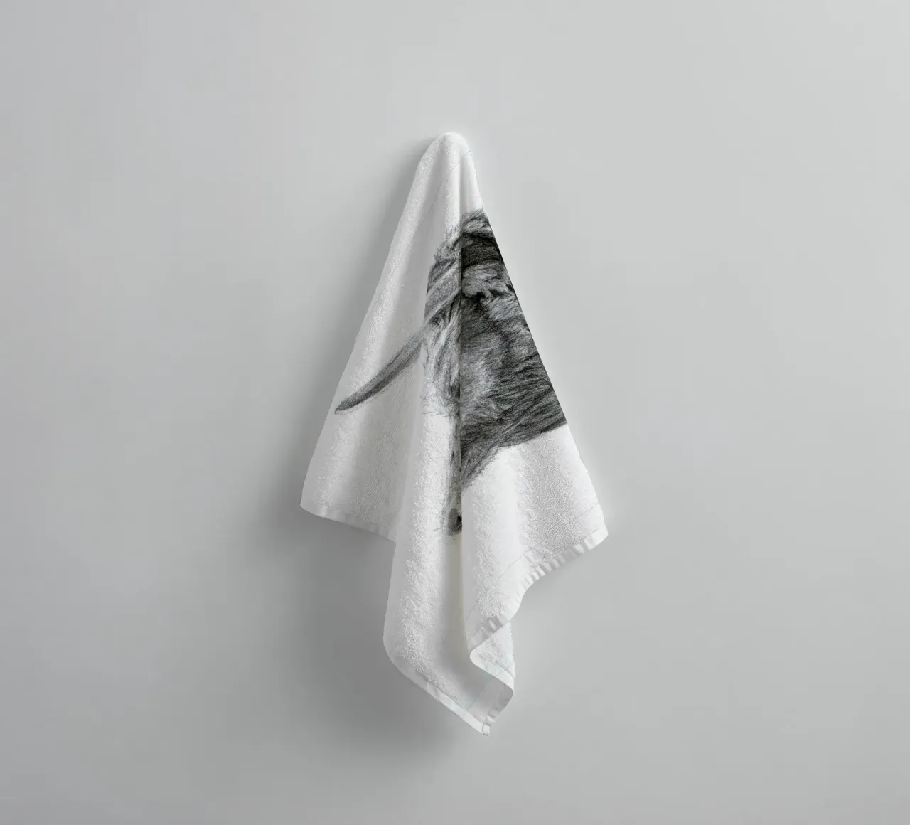 Fissando la nebbia - Ritratto di mucca a matita asciugamano da bagno da Patruschka’s Paintings