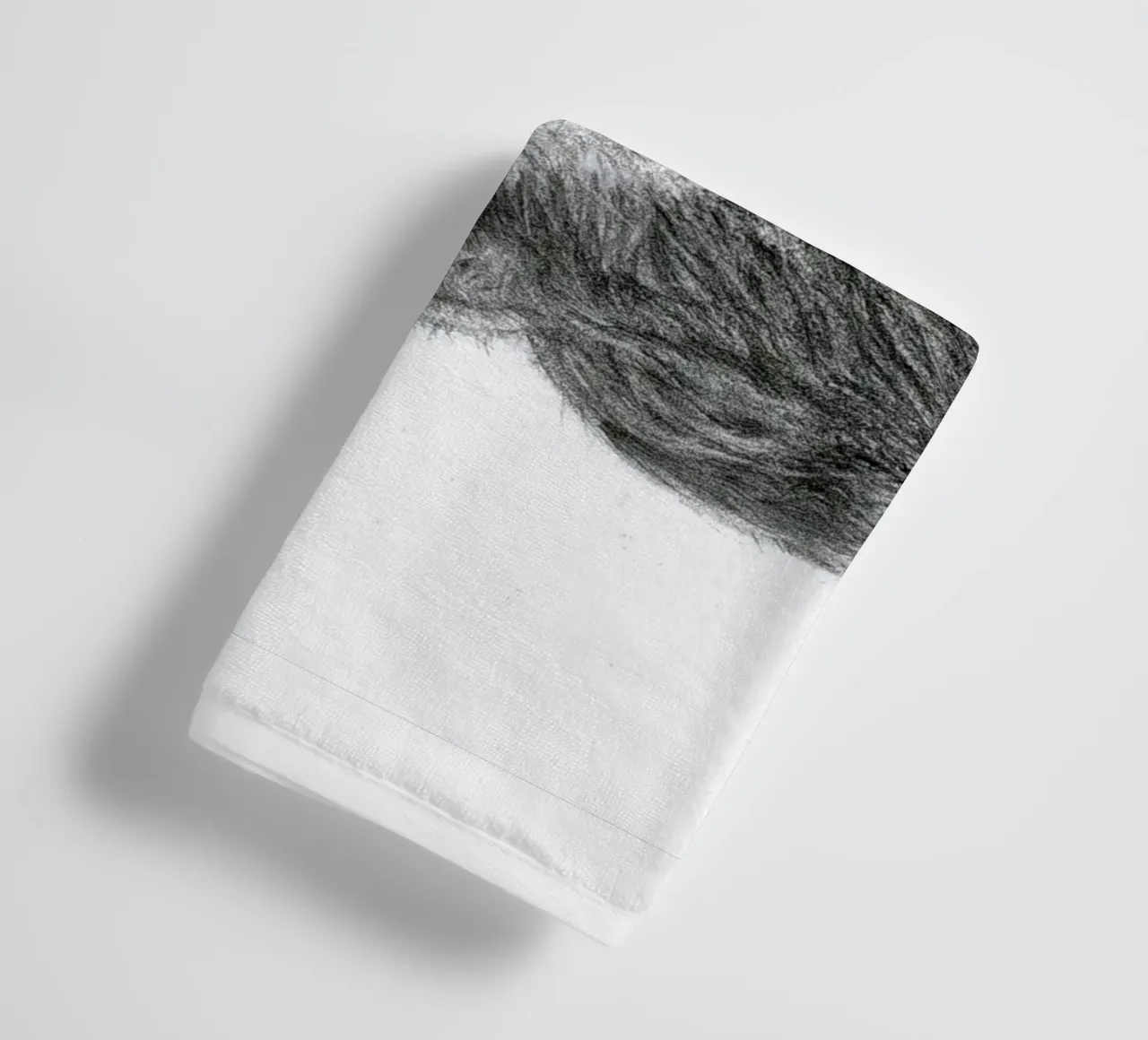 Fissando la nebbia - Ritratto di mucca a matita asciugamano da bagno da Patruschka’s Paintings