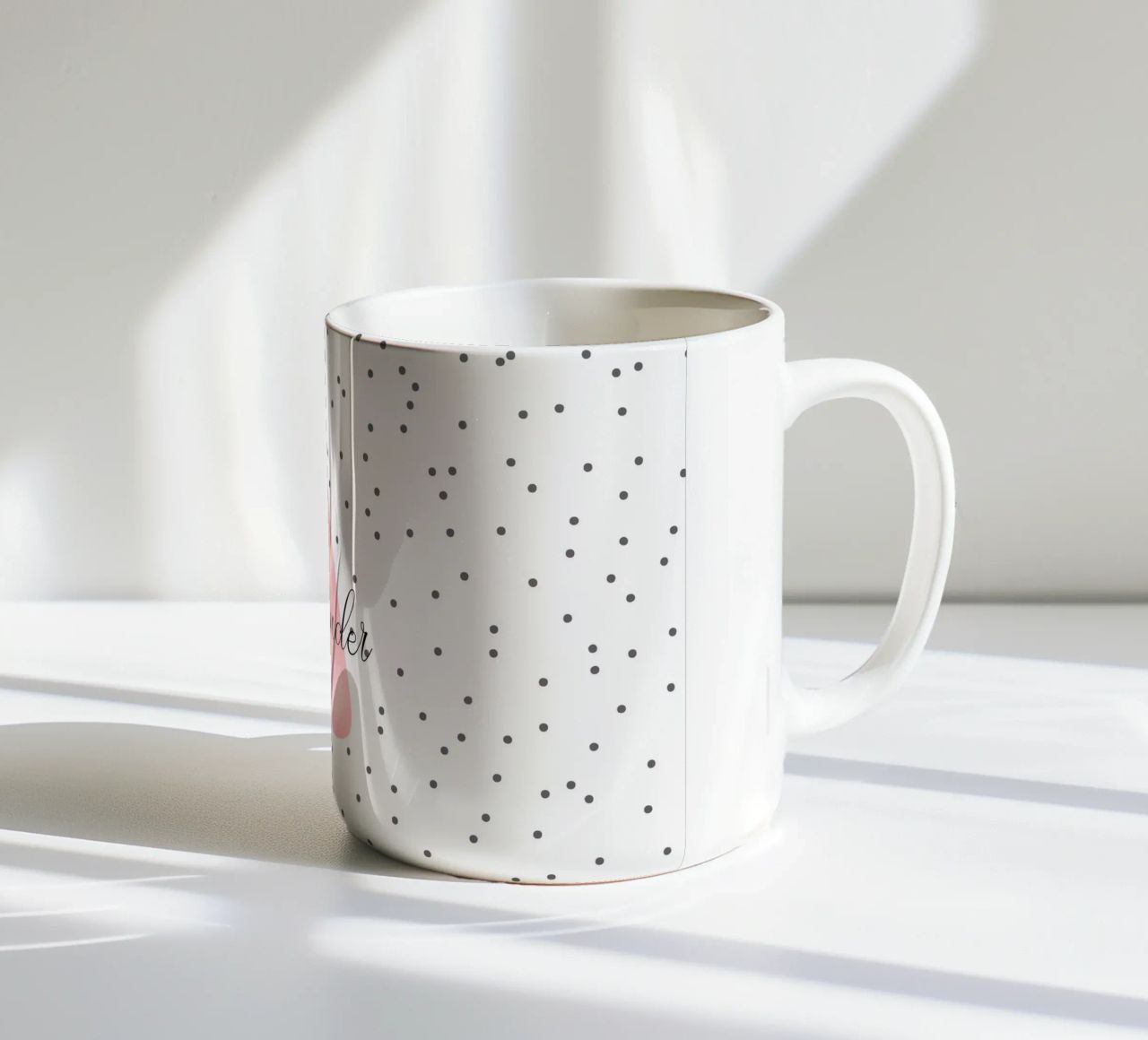Alfabeto a pioggia tazza in ceramica da Doodle Dreams Art