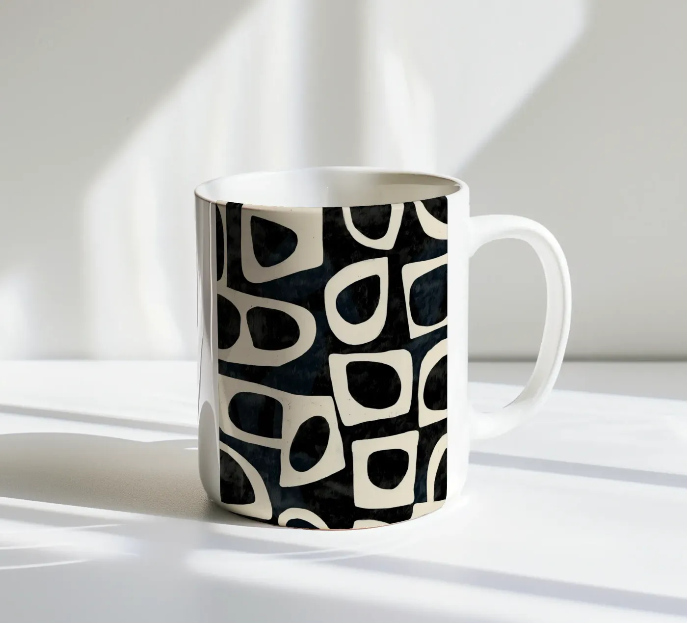 Shadowed Forms mug en céramique de Nadjaa