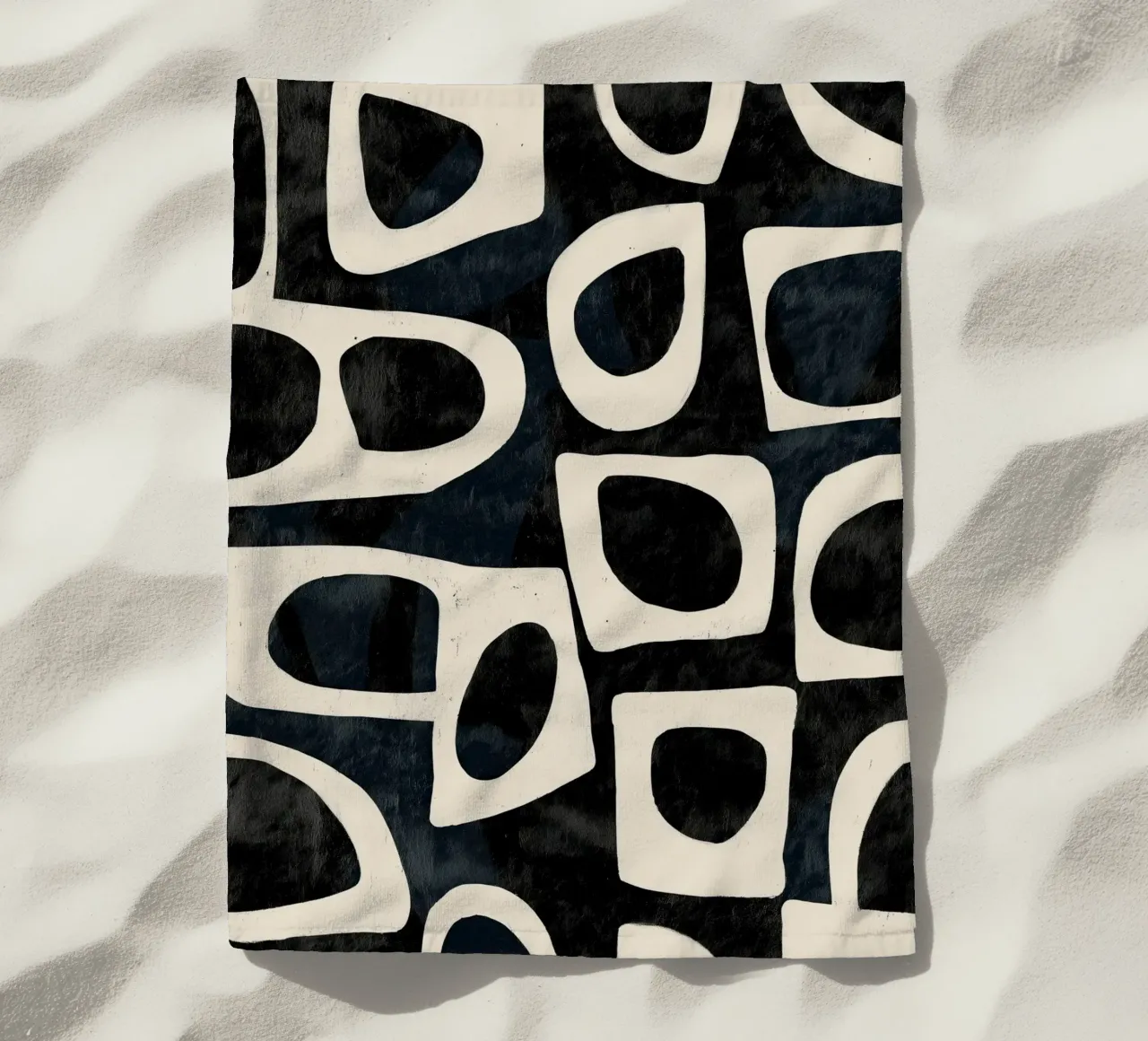 Shadowed Forms strandhanddoek van Nadjaa