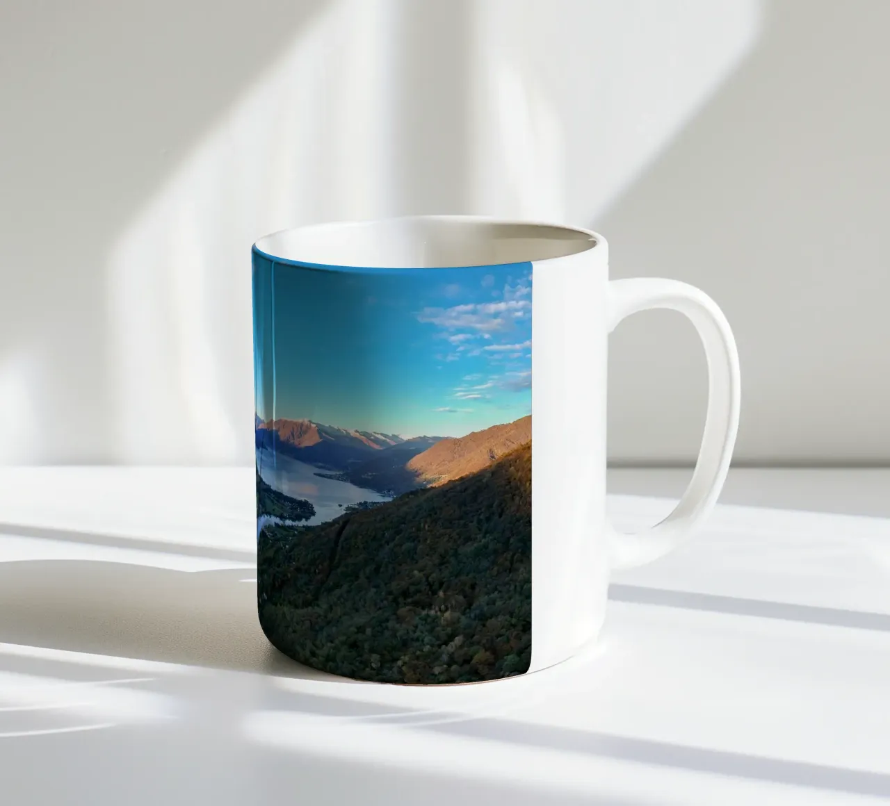Lake Como in Italy taza de cerámica de anderm