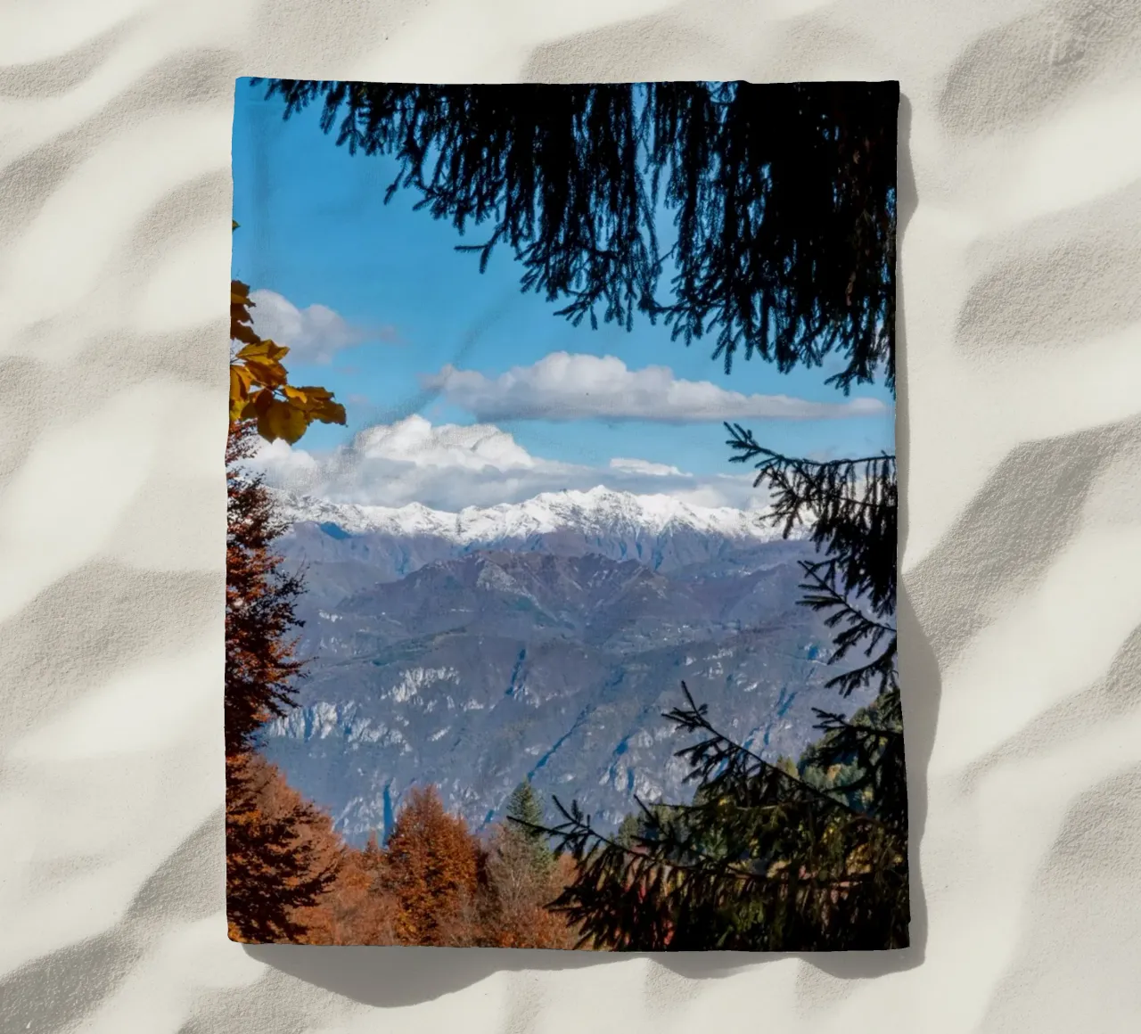 Snowy mountains and autumn colours telo mare da anderm