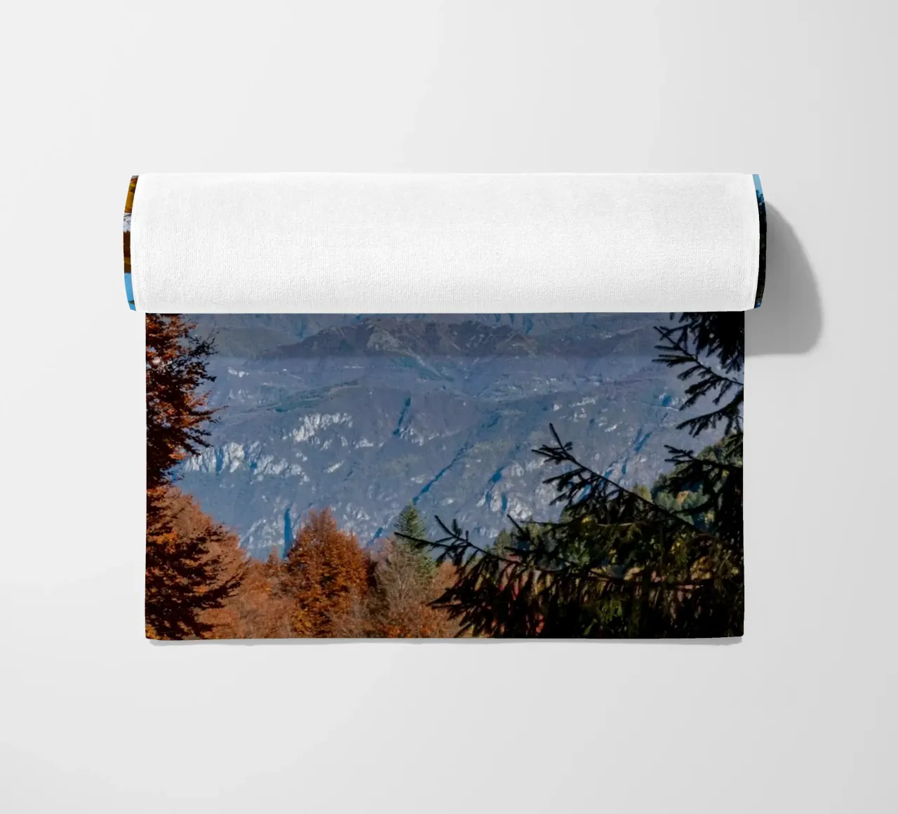 Snowy mountains and autumn colours telo mare da anderm